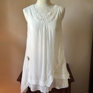 White sleeveless tunic